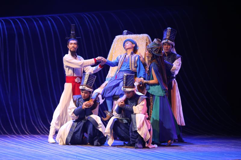 历史题材舞剧《张骞》中张骞用针灸治疗西域某城邦王子疾病.jpg 历史题材舞剧《张骞》中张骞用针灸治疗西域某城邦王子疾病.jpg