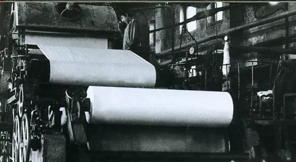 1960年,石河子八一造纸厂造纸车间。（来源于《石河子文史资料》）.jpeg.jpg