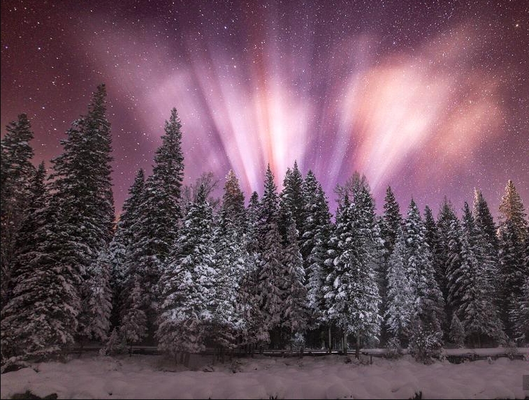 新疆阿勒泰山深处再现“寒夜光柱” 酷似极光