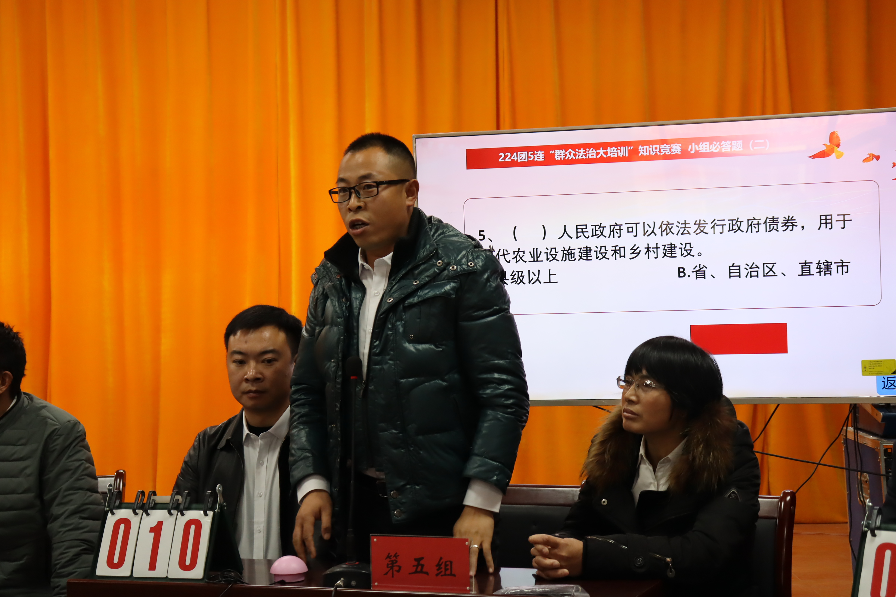 5参赛选手在答题1  邢枫摄.jpg