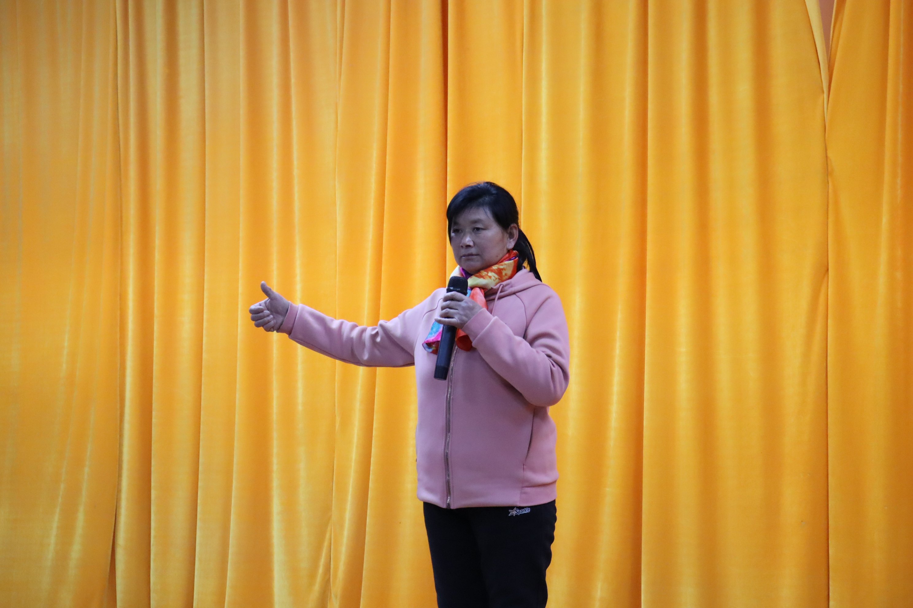 11.职工在演唱戏曲《收姜维》  邢枫摄.jpg