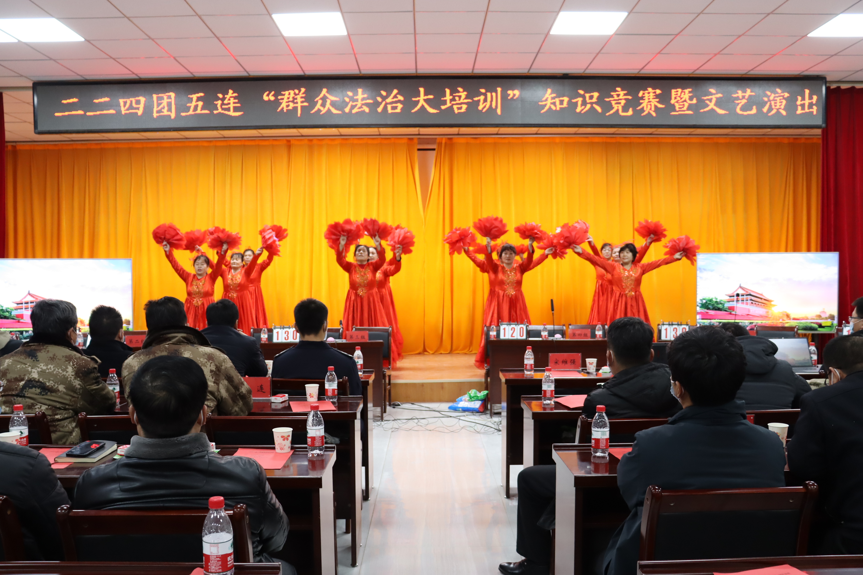 19.职工群众在表演舞蹈《和谐中国》  邢枫摄.jpg