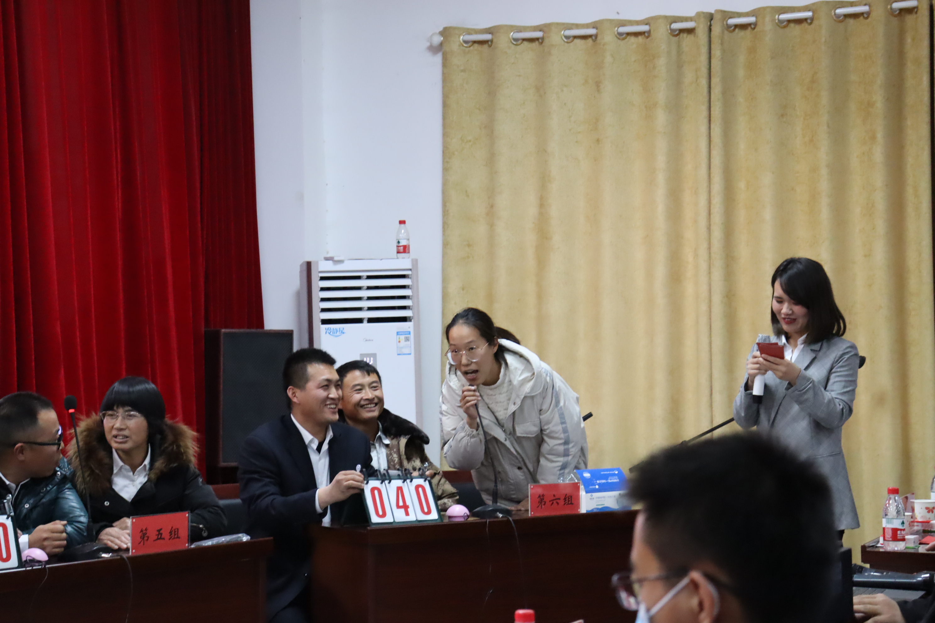 7.参赛选手在答题2  邢枫摄.jpg