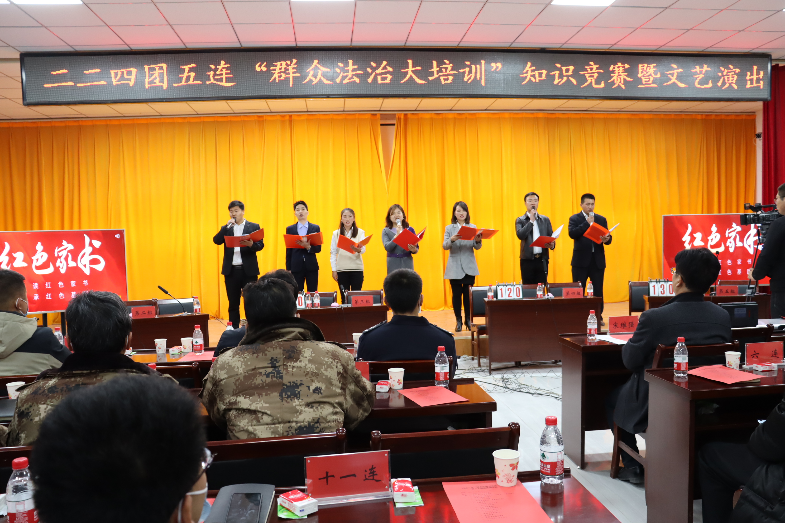 14.工作队队员与连队“两委”成员联合表演诗朗诵《红色家书》  邢枫摄.jpg
