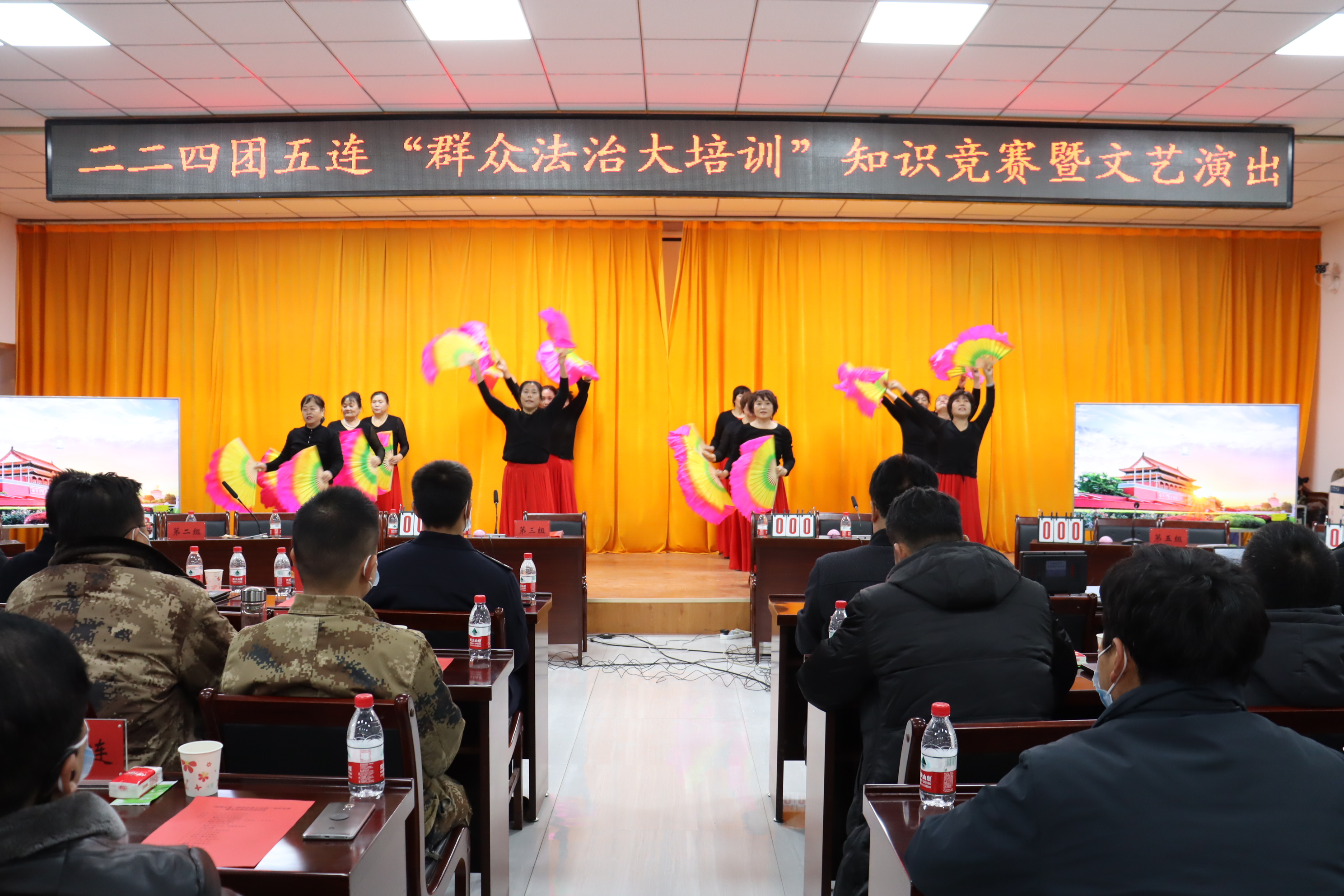 1.职工群众在表演扇子舞《中华全家福》  邢枫摄.jpg