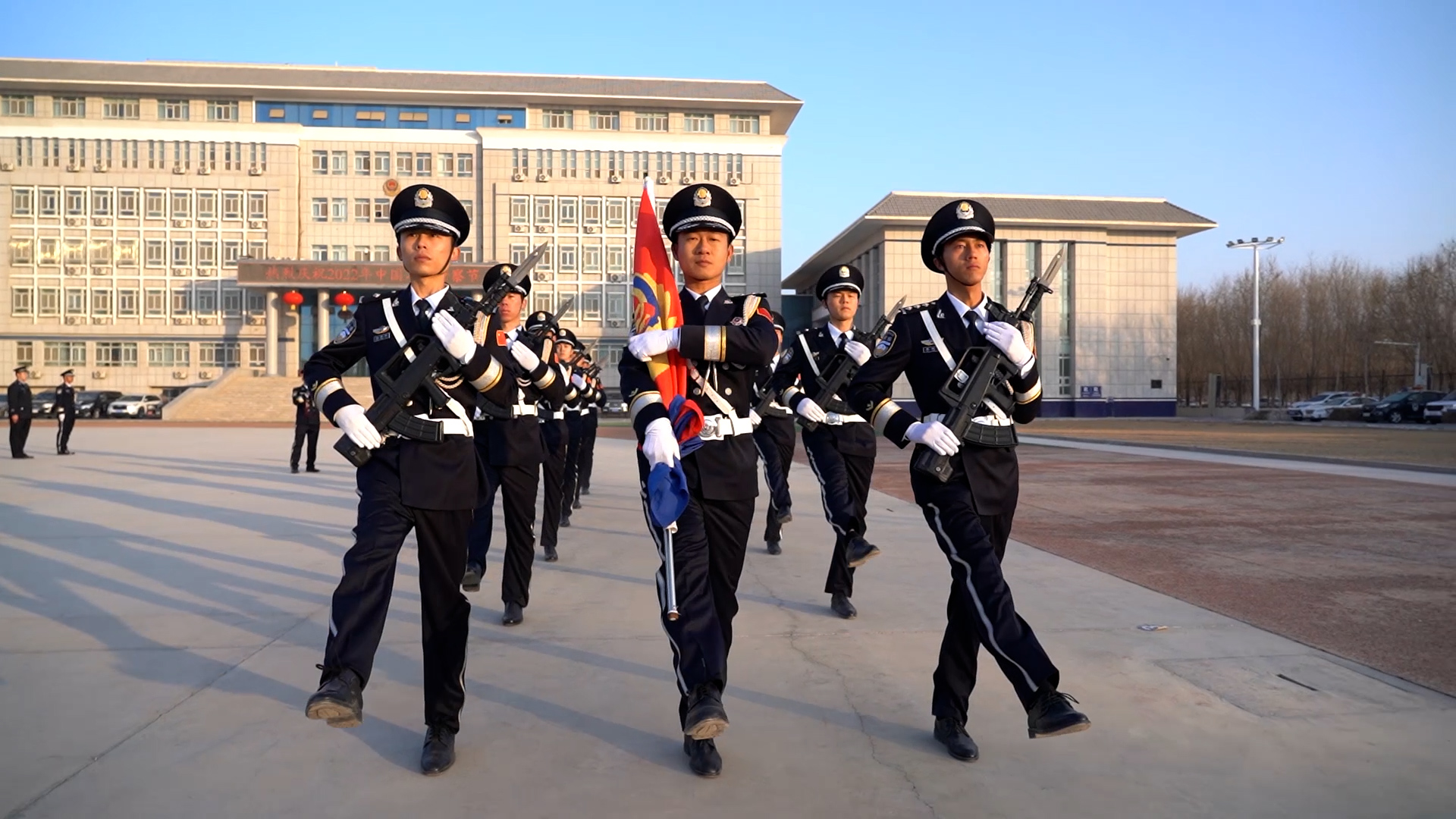 庆祝警察节，第三师图木舒克市公安局特警支队警旗护卫队人员在升警旗.jpg