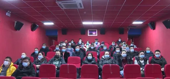 八师121团总工会组织观看爱国主义教育影片《跨过鸭绿江》