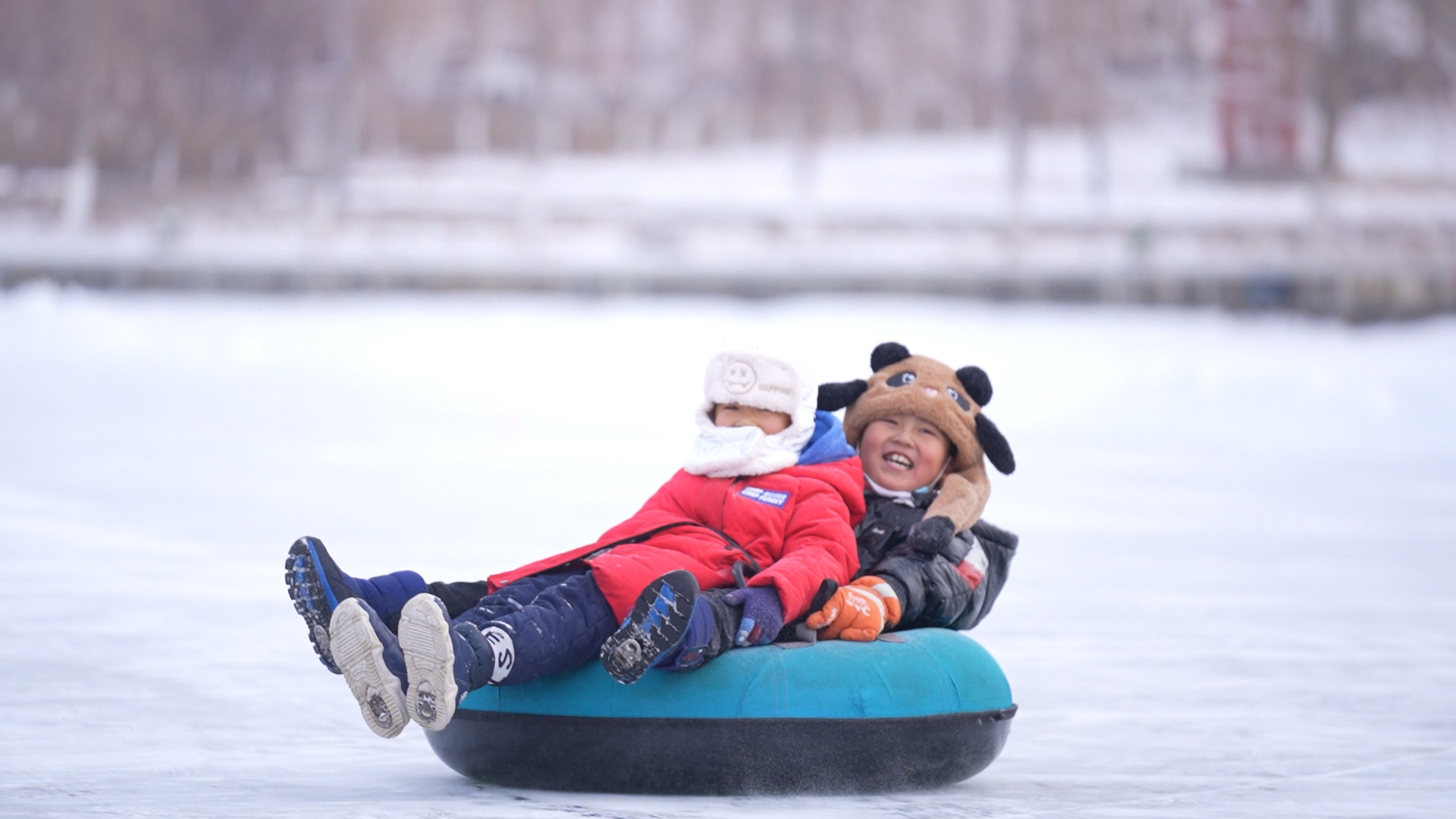 孩子尽享冰雪快乐.jpg