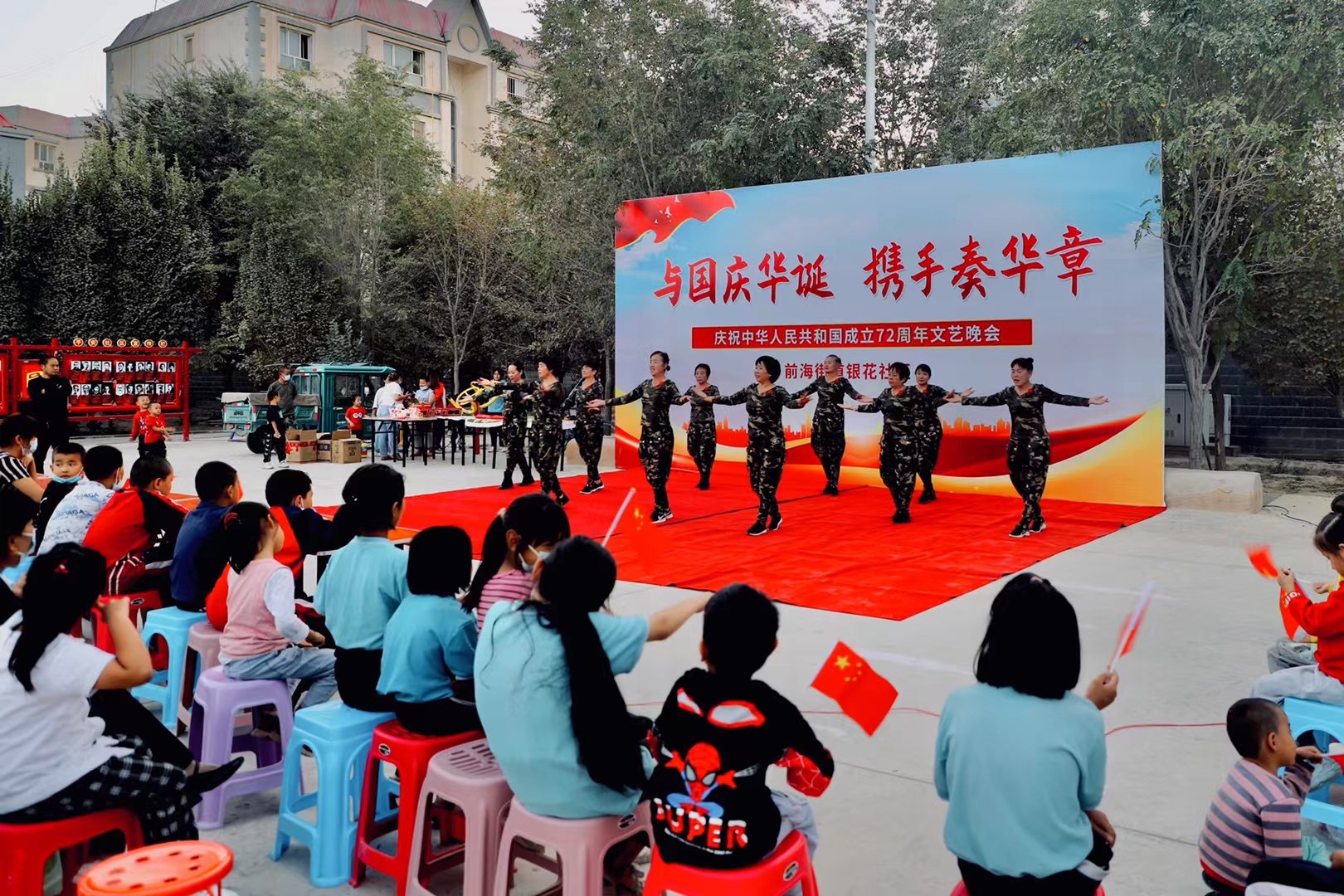 前海街道银华社区舞蹈表演.jpg