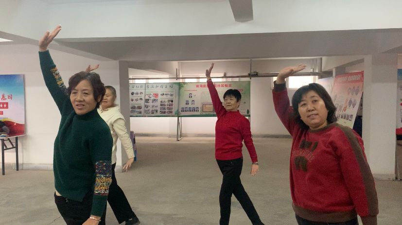 舞蹈队成员在排练中.png
