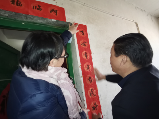 三师四十五团朝阳社区：贴春联 挂灯笼 红红火火迎新年