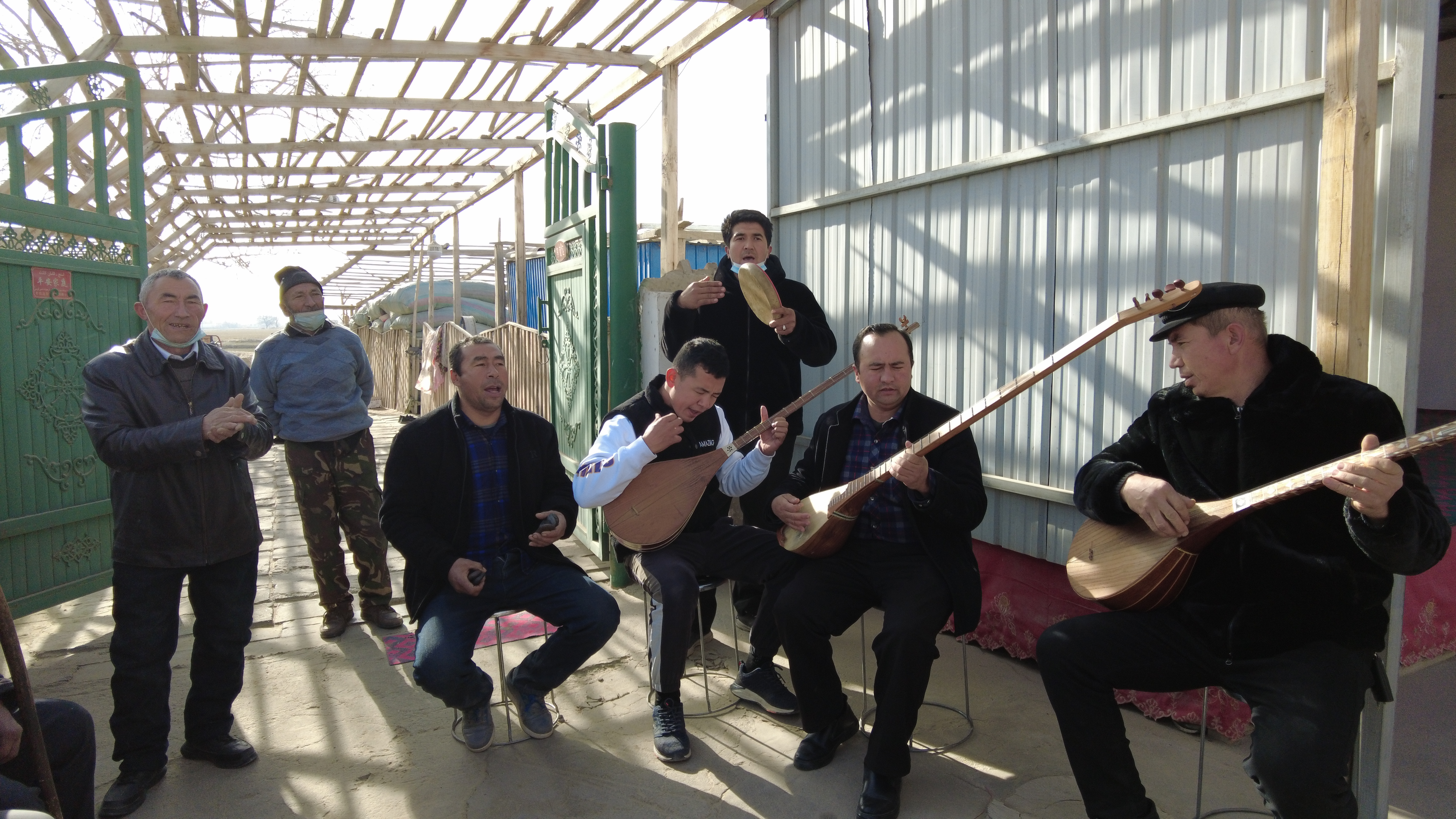 拉依苏民间乐队正在为老人们表演《买赛地的故事》.jpg