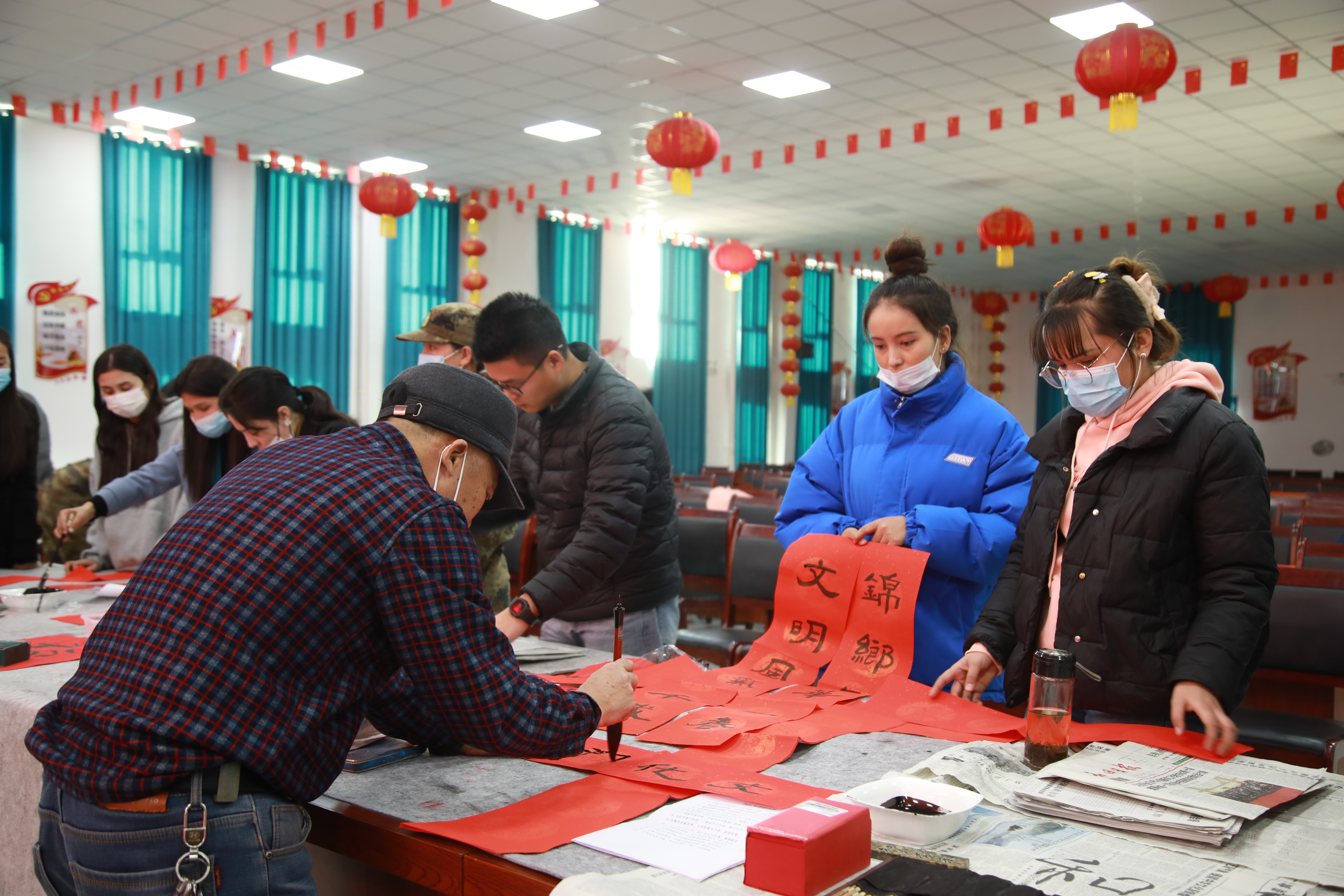 学生们在观看老师写春联.jpg
