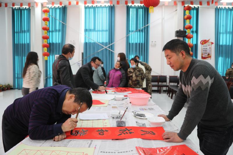 老师正在写春联.jpg