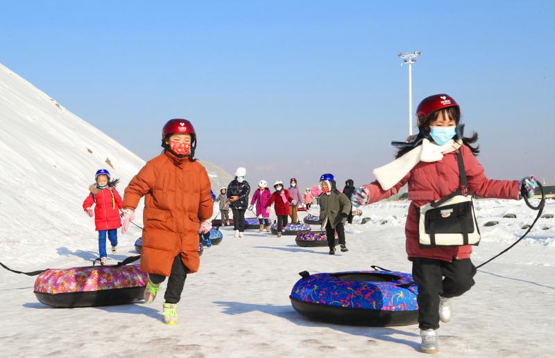 开幕式后，孩子们欢快地玩起雪圈。.jpg