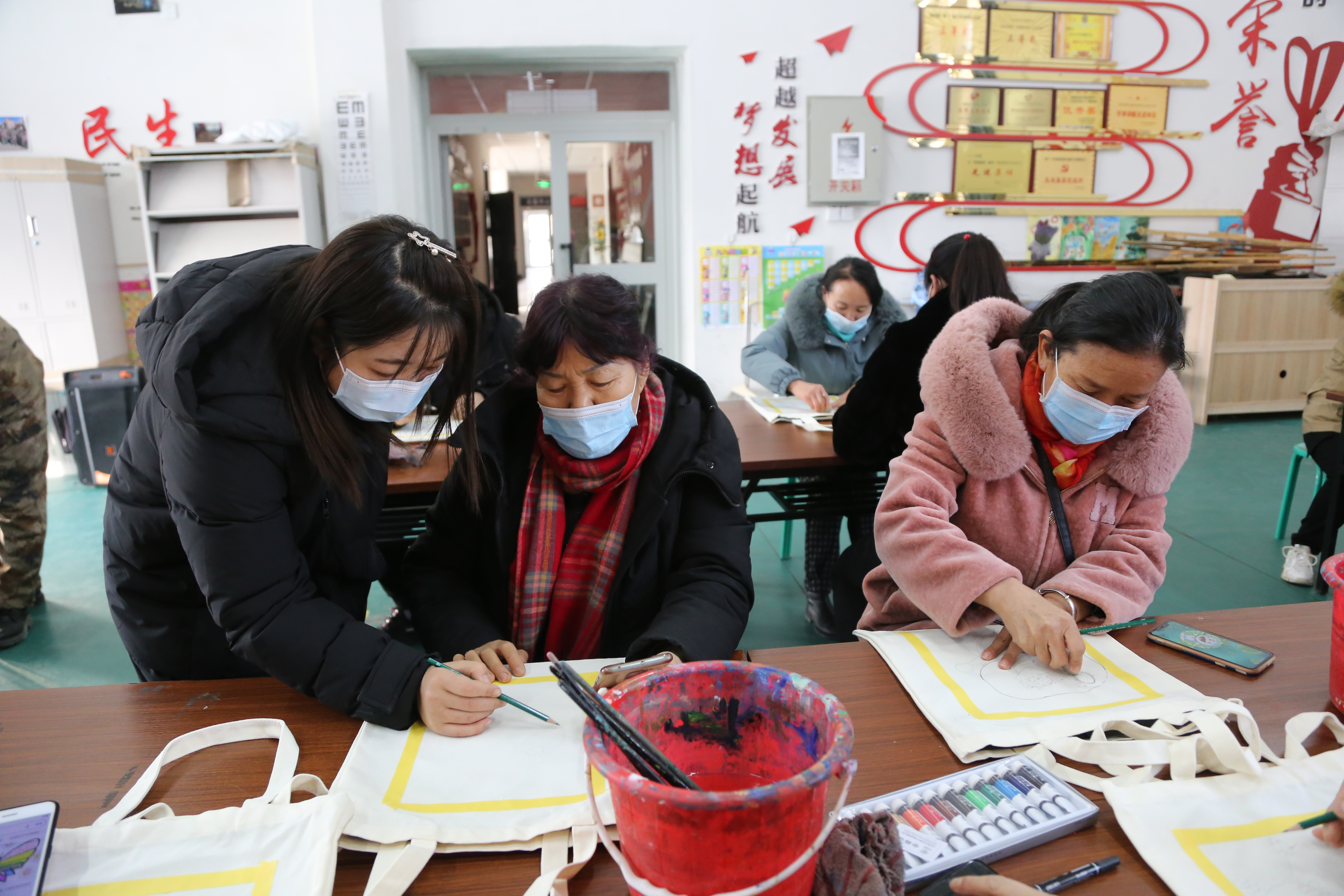 老师指导居民开展绘画.jpg