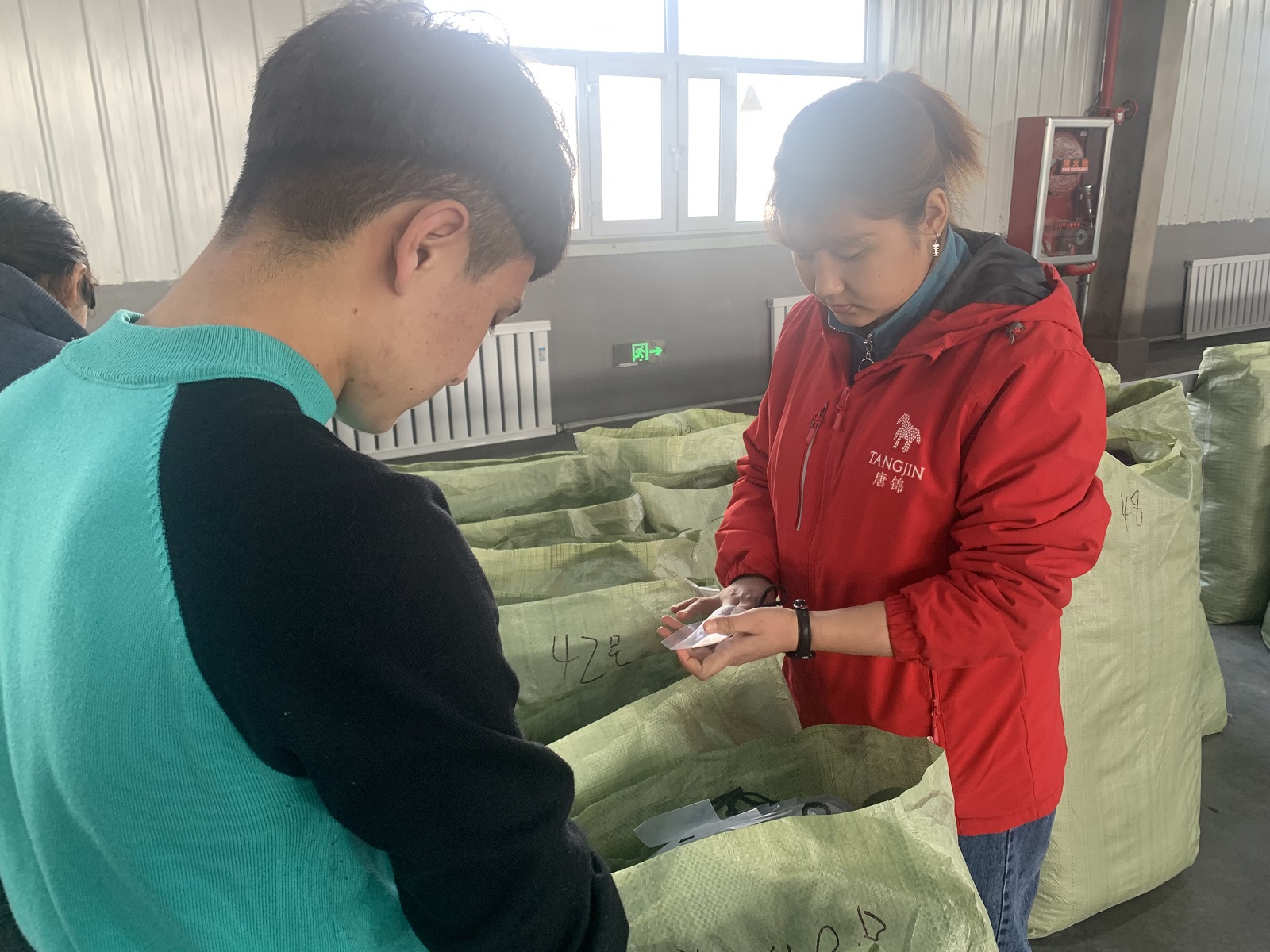 迪丽胡玛尔·艾海提在教徒弟。.png