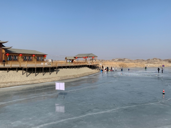 沙漠与冰雪相互依偎，构建出一幅奇特的南疆冰雪游画卷。.jpg