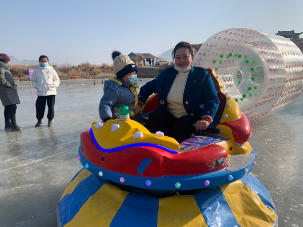 家长那带着孩子体验冰上游乐项目。.png