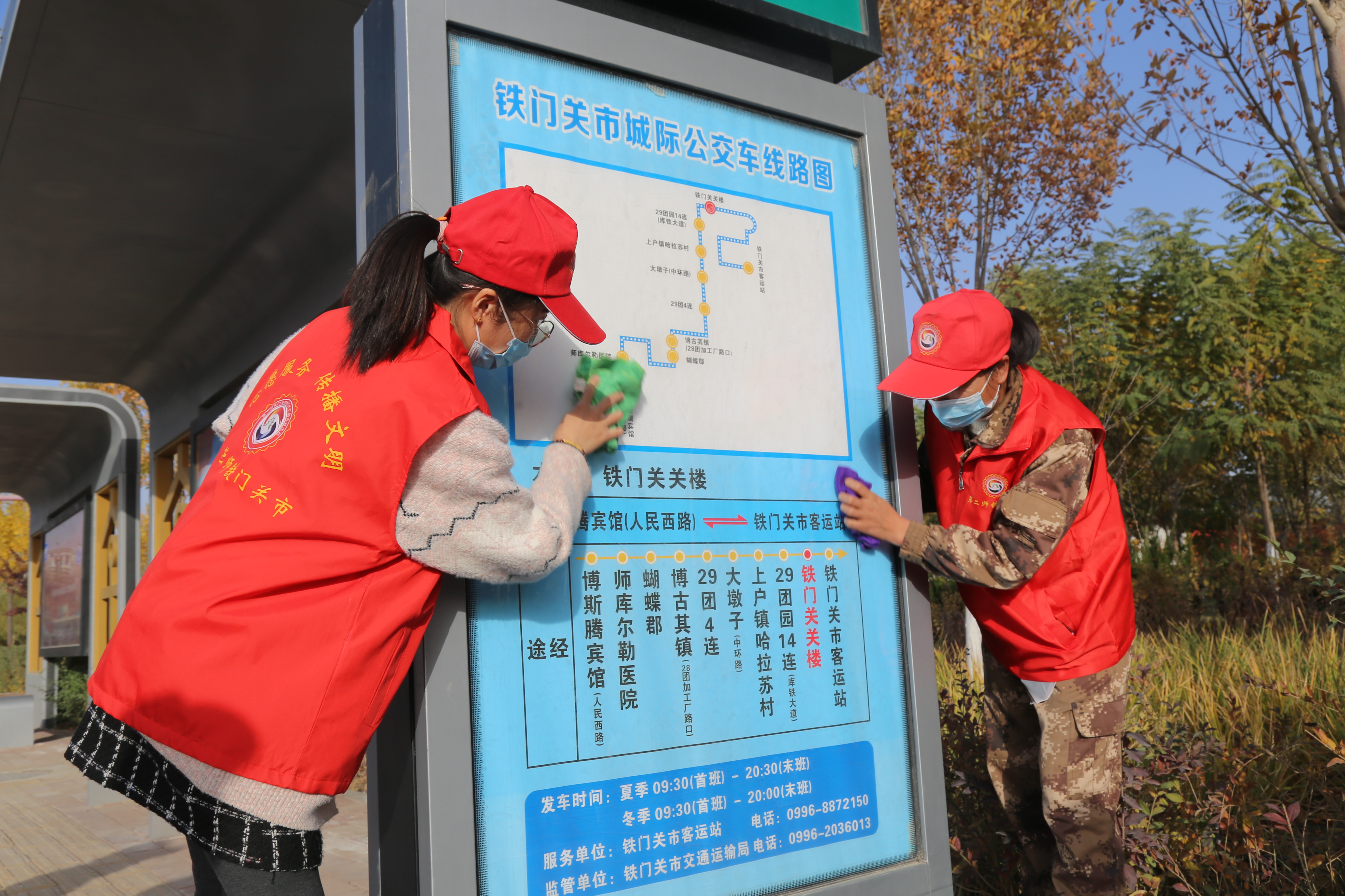 志愿者对公交候车棚、电子站牌进行清洗1.jpg