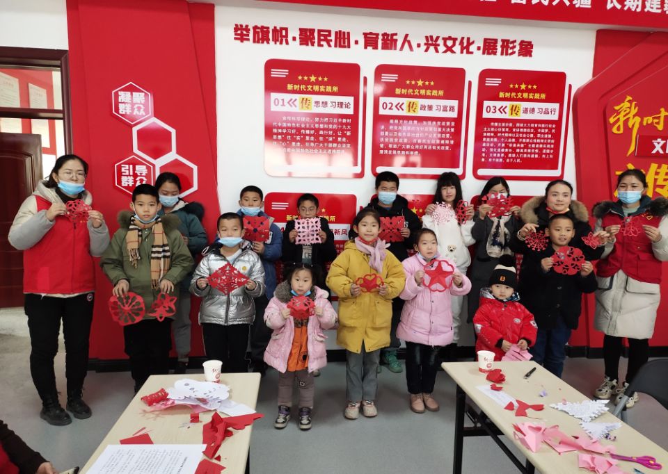 二十九团博古其镇新时代文明实践所开展分享家风故事、剪窗花等活动。.jpg