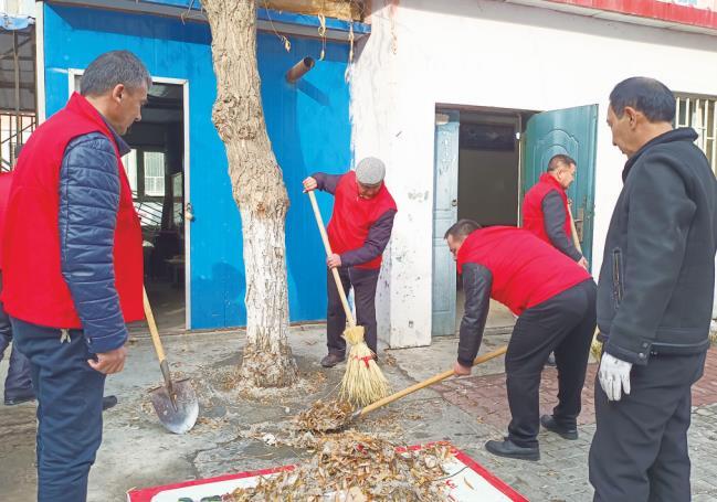 黄河社区志愿者为辖区居民打扫卫生。