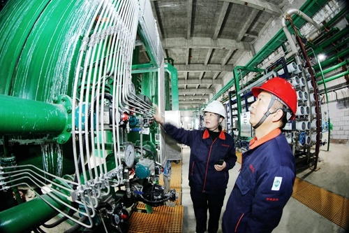 新疆合源正达生物化学有限公司工作人员在电力车间检查设备安全。