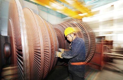 新疆华仪锦龙热电有限公司工人正在对核心部件检修除锈。