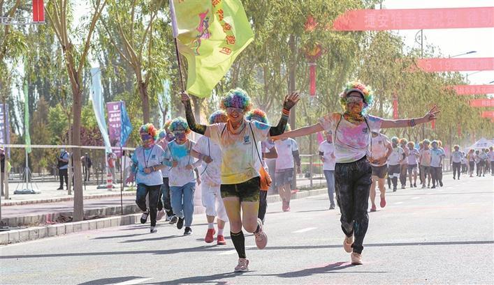 一师阿拉尔市举办彩虹跑活动，跑步爱好者在奔跑中感受健康与快乐（摄于2021年5月19日）。 兵团日报全媒体记者 陈洋 摄