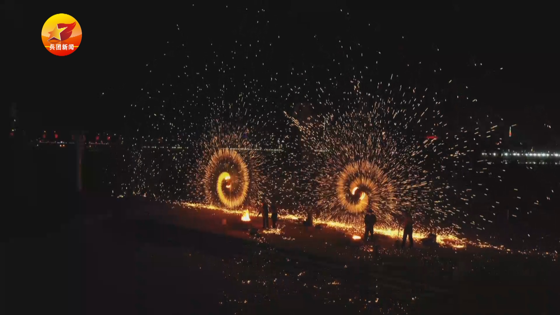 非遗“打铁花”美翻博斯腾湖