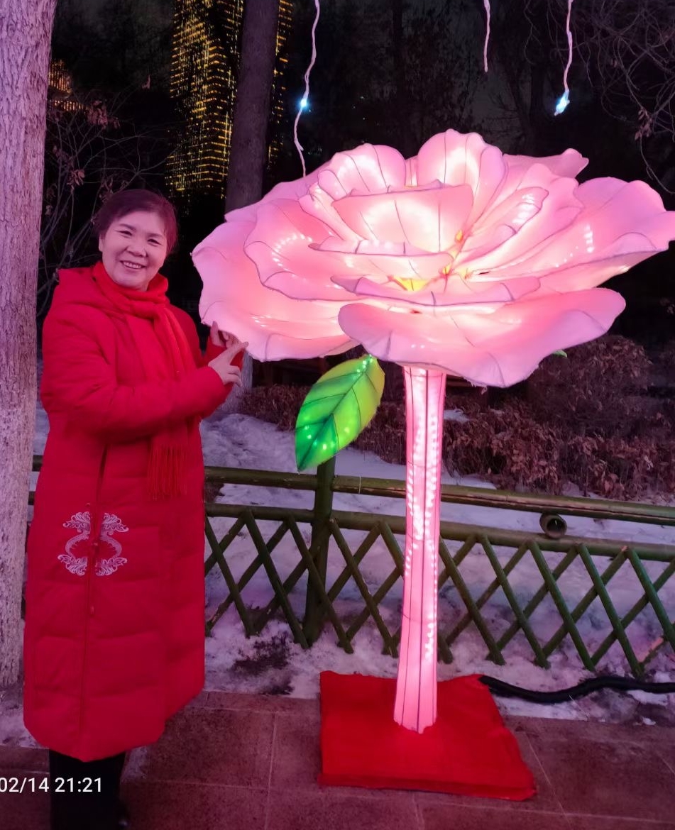 今年2月，苏惠丽来到人民公园，和她最喜欢的花灯合影留念。.jpg