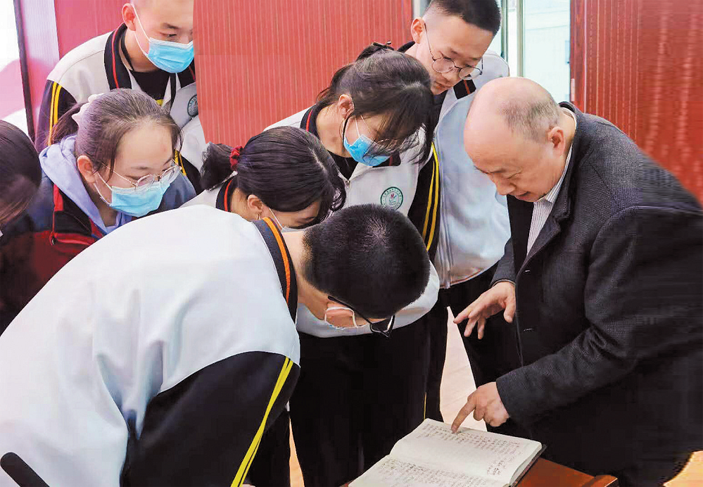 3月20日，王友胜（右一）在五师双河市黄冈中学第五师分校给学生讲解学习方法。雷蕾 摄