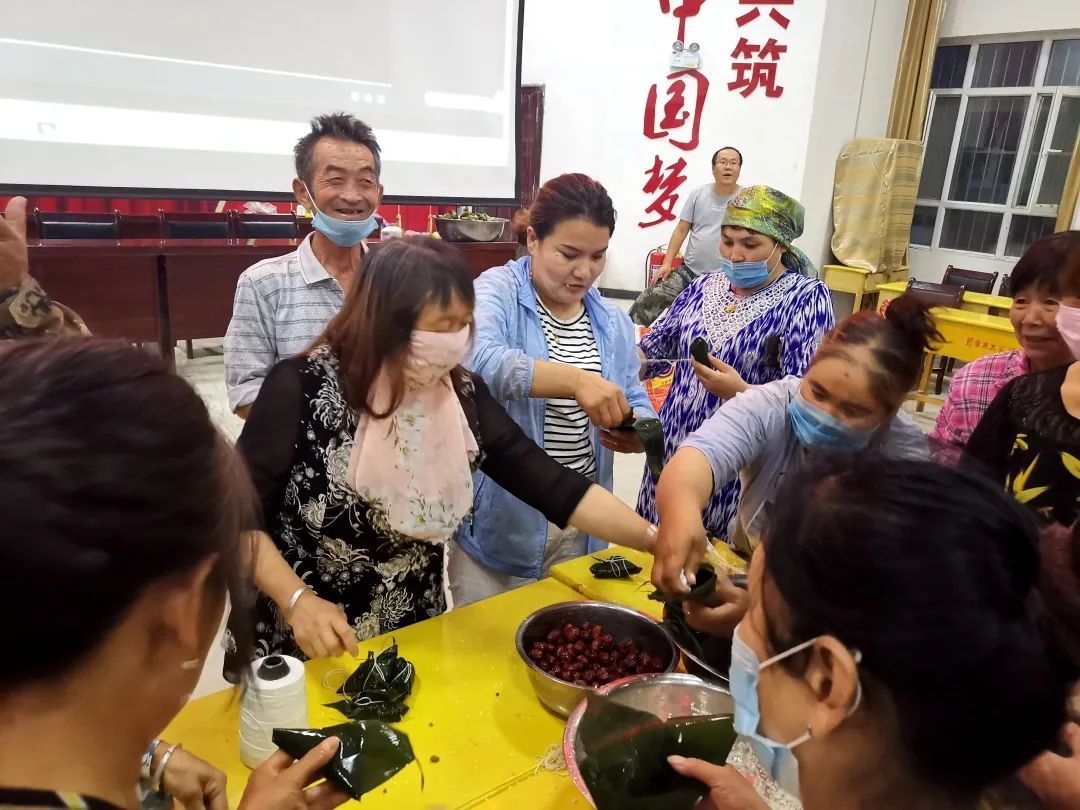 七连职工群众在职工活动室包粽子。