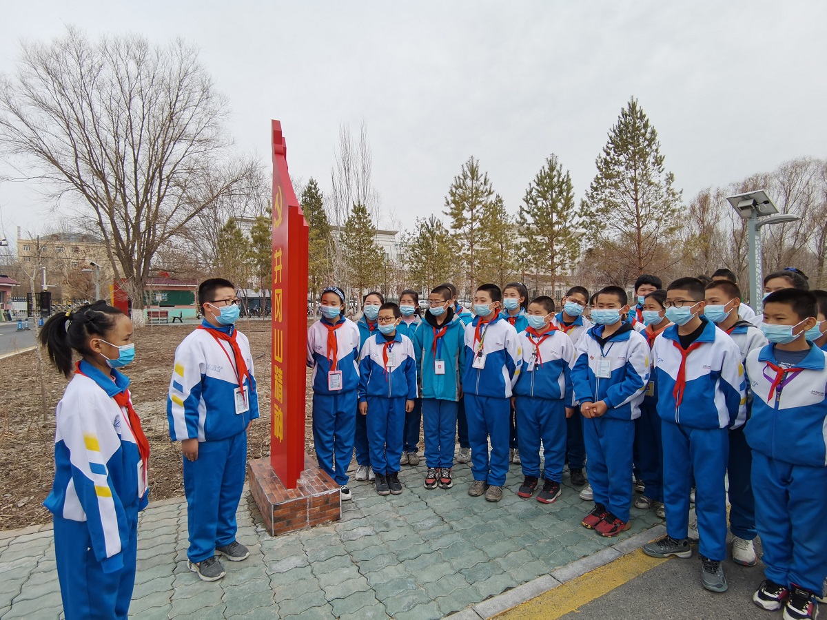 共青团农场学校红色教育基地，同学们在讲革命故事。.jpg