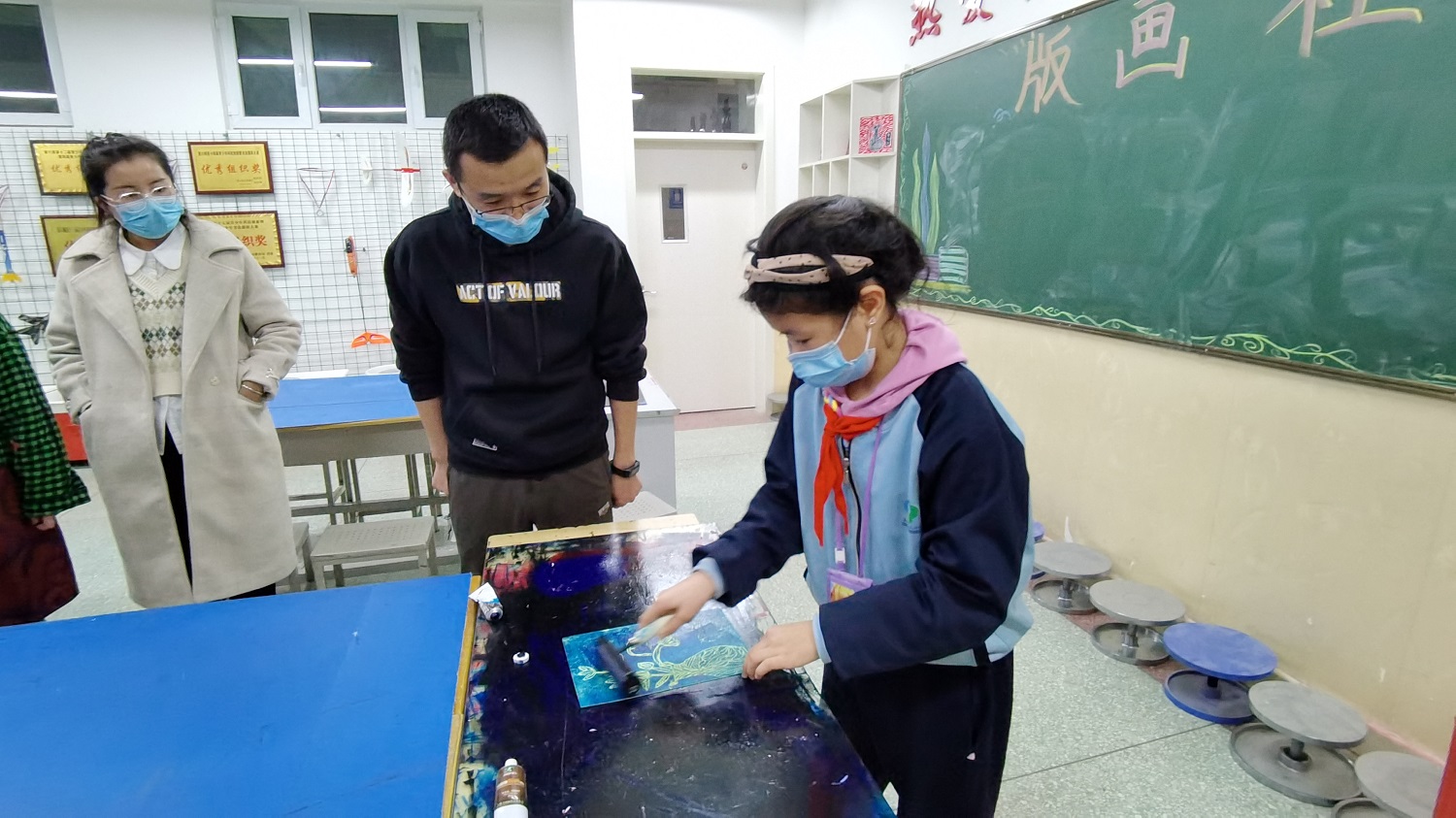 五家渠第三小学版画社团的学生正在学习油墨印刷。.jpg