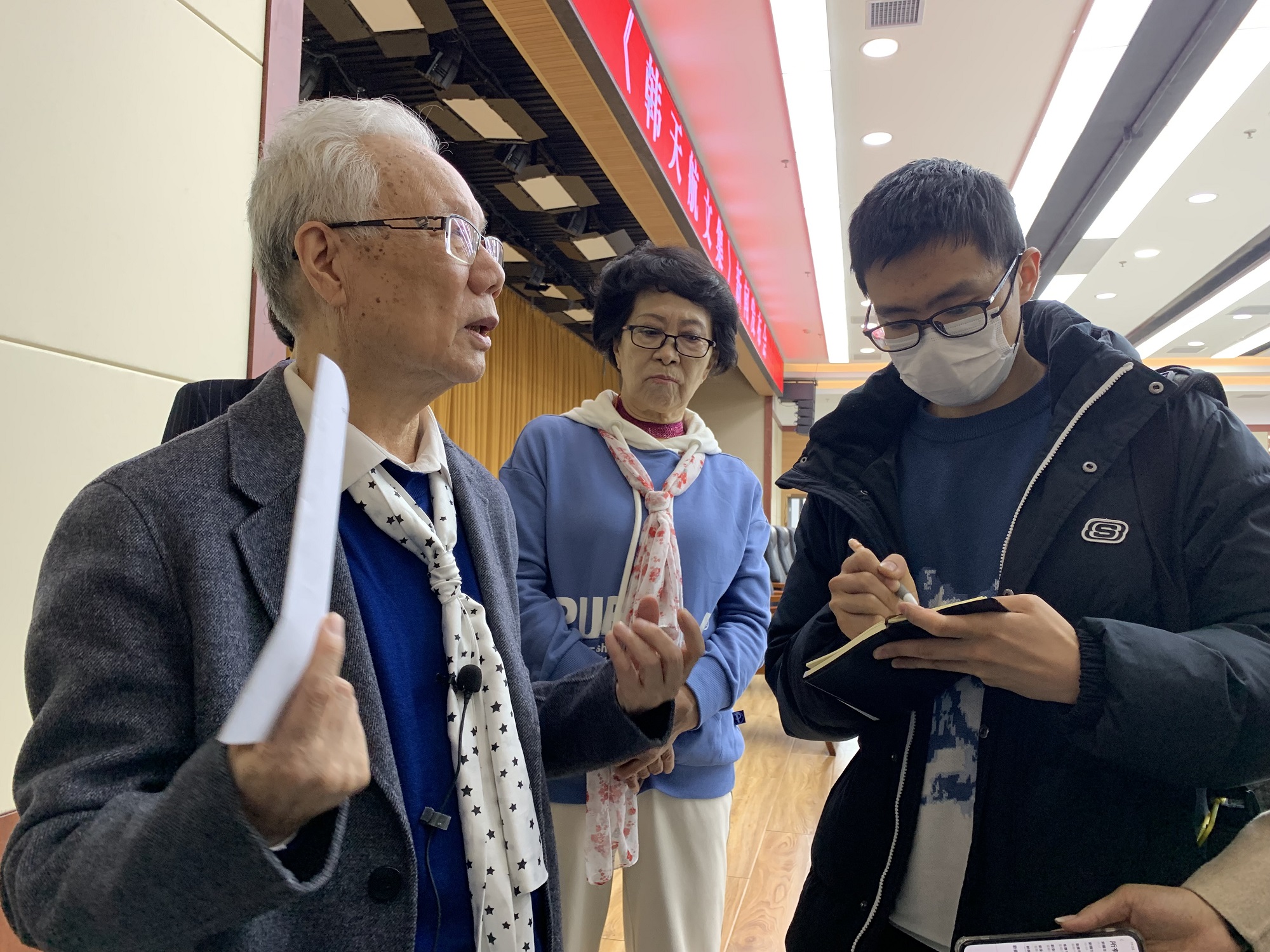 《韩天航文集》发布当天,韩天航正在接受新华社记者采访。.jpg 《韩天航文集》发布当天,韩天航正在接受新华社记者采访。.jpg