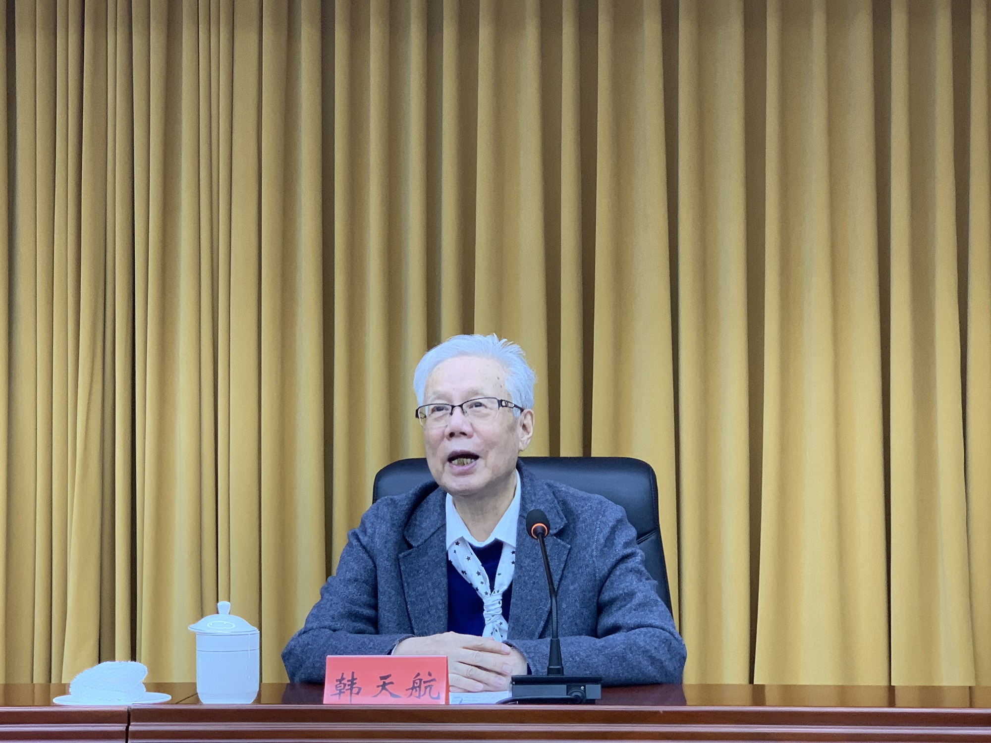 《韩天航文集》发布当天,韩天航正在介绍这部文集的创作过程。.jpg 《韩天航文集》发布当天,韩天航正在介绍这部文集的创作过程。.jpg