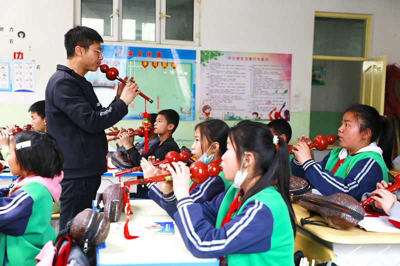 3月29日，昆玉中学学生在上葫芦丝课。 李晓丽摄