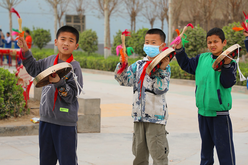 3月29日，昆玉中学敲锣社团学生在练习敲锣。李晓丽摄