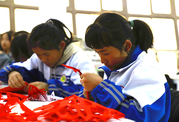 3月29日，艺体课堂上，剪纸社团学生在练习花样剪纸。