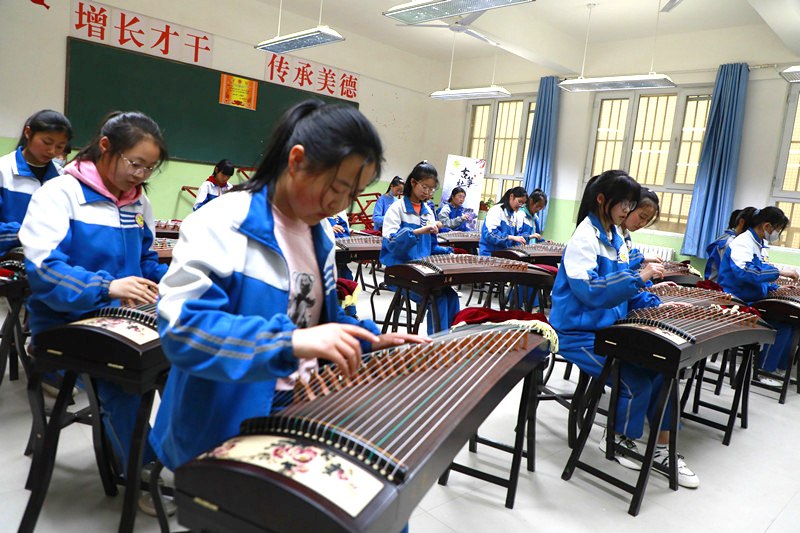 3月29日，古筝社团学生在学习古筝。李晓丽摄