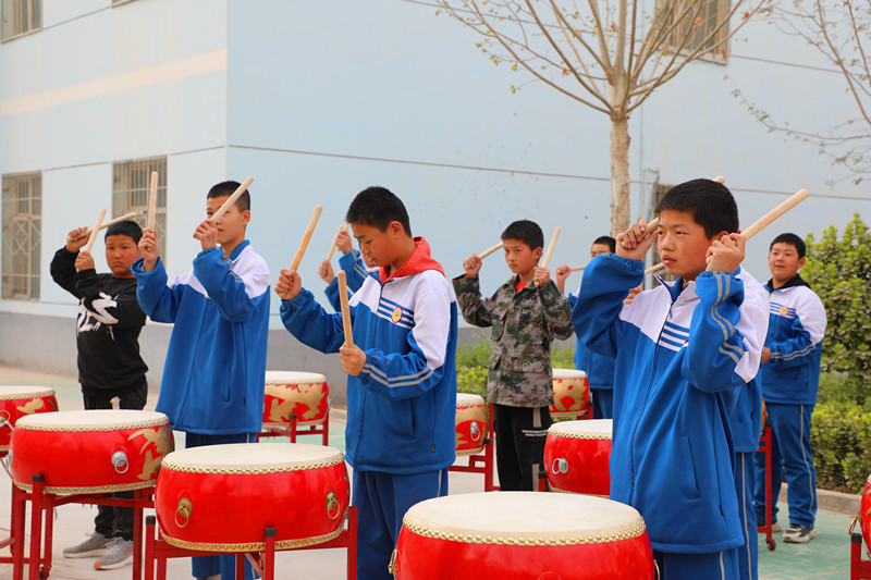 3月29日，击鼓社团学生在练习击鼓节奏。李晓丽摄