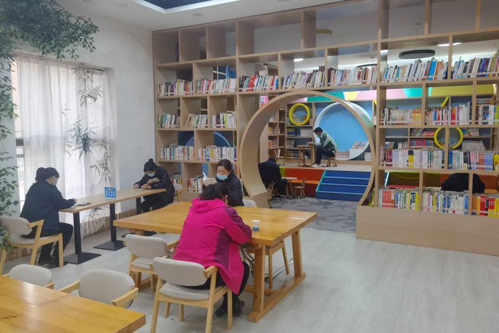 清明期间一师阿拉尔市城市书房书香正浓