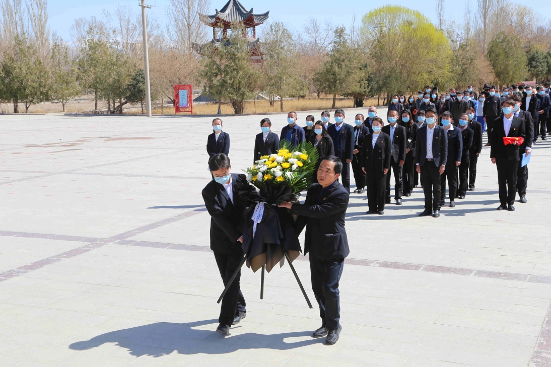 场领导向革命烈士敬献花篮.jpg