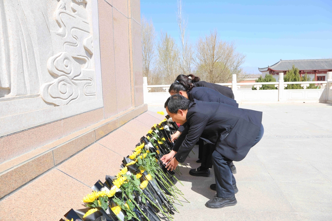 工作人员向革命烈士敬献花束_副本.jpg