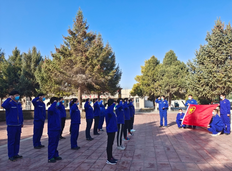 天业集团能源管理公司开展“缅怀先烈 不忘初心”清明祭扫活动.jpg