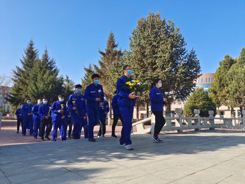 天业集团能源管理公司开展“缅怀先烈 不忘初心”清明祭扫活动 (1).jpg