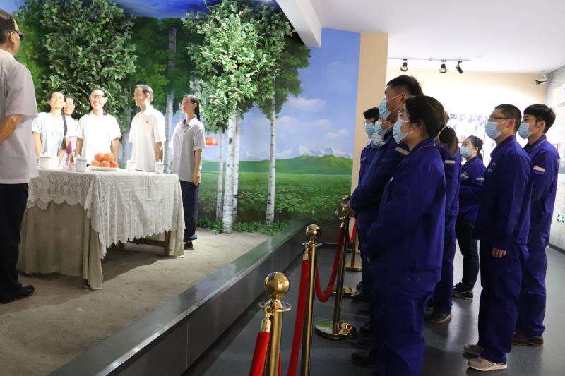 天业集团能源管理公司开展“缅怀先烈 不忘初心”清明祭扫活动 (2).jpg