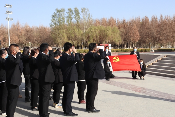 祭英烈，守初心（通讯员：官跃志、王玉娟）3月31日，阿拉尔正新招标公司组织党员干部在阿拉尔市三五九旅屯垦英雄纪念碑前，开展“清明祭英烈”主题党日活动，教育党员干部不忘历史，牢记使命，为党和人民的事业做出积极贡献。 (1).jpg