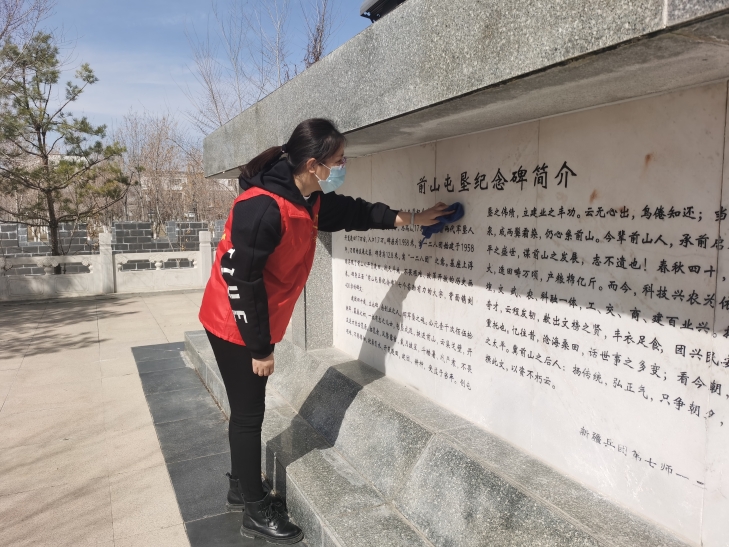 缅怀军垦先烈 美化纪念碑环境3.jpg